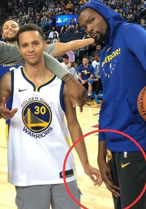 nba亲签球衣下边的是什么,NBA球员身上的球衣和普通人买的球衣有何区别?