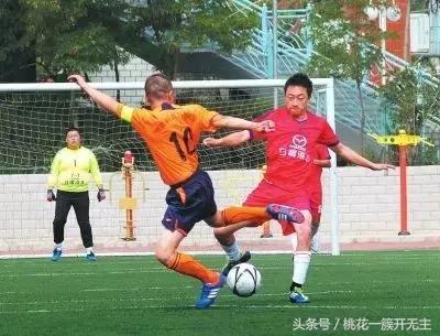 足球中后卫防守意识：看这招，稳得像大妈过马路！