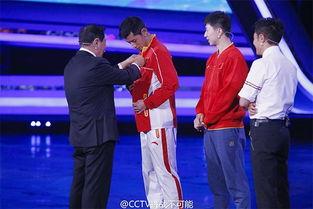 张继科董卿打乒乓球，竟然是这副神仙模样？