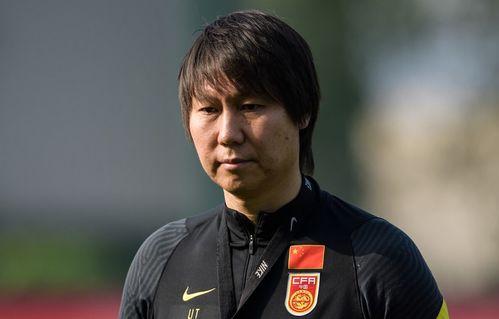 国足主帅铁哥是谁呀视频国足主教练是谁