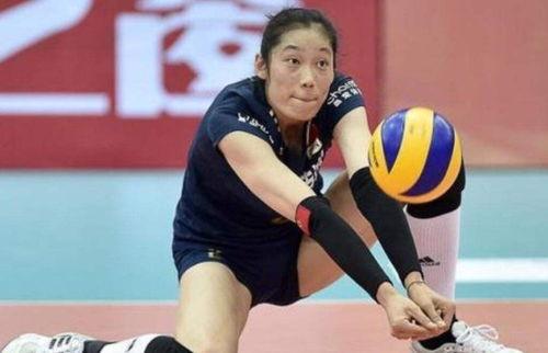 女排主教练朱婷照片〖朱婷深夜发文称手术成功正在康复〗