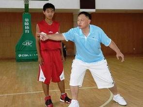 张卫平篮球教学视频解锁后卫技能秘籍，打铁也能变MVP！
