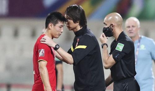 李铁发布会耗时32分钟,他在发布会上说了些什么 「中超教练哭着的新闻发布会」