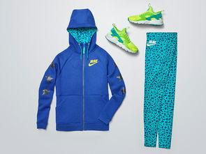nike勇士队冲锋衣〖男生冲锋衣里面搭配什么衣服〗