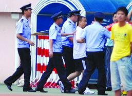 中超裁判踹人是谁,姚庆中超裁判