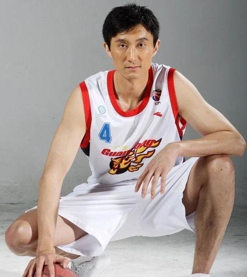刘晓宇vs詹姆斯三分球,广东宏远队历史上最强的一套国内阵容由哪些球员组成?