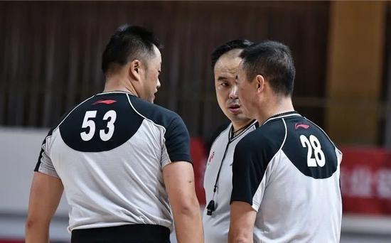 怎样才能做cba裁判CBA裁判职业化还有多久
