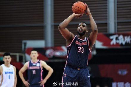  广东队外援汤普森进第一球：场上“怪兽”又开挂啦！